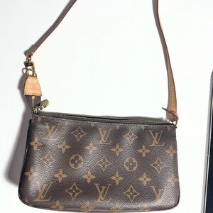 Louis Vuitton Monogram Pochette Accessories
Shoulder Bag in Brown and Tan